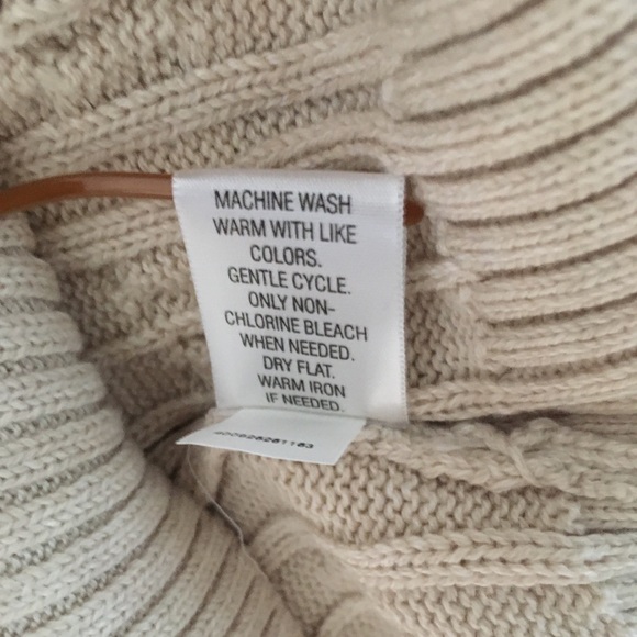 🌟NWT Beige Classic Cotton Cable, V-neck Sweater - Picture 6 of 6